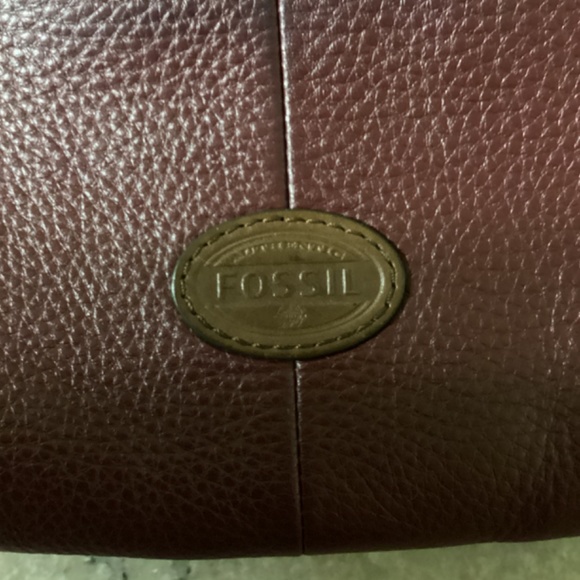 Fossil crossbody bag in ox blood red. - Picture 4 of 10